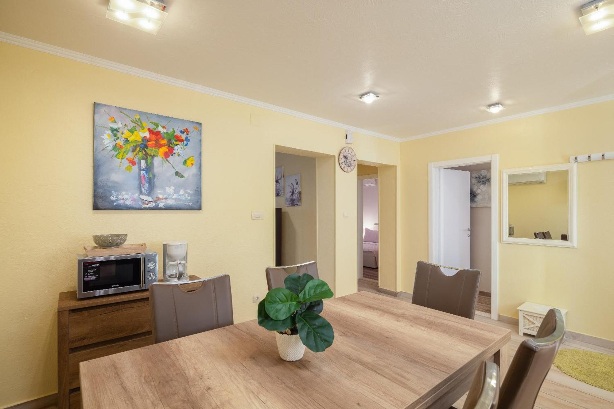Perla Apartment - 2 Min To The Beach & Free Parking ماكارسكا المظهر الخارجي الصورة