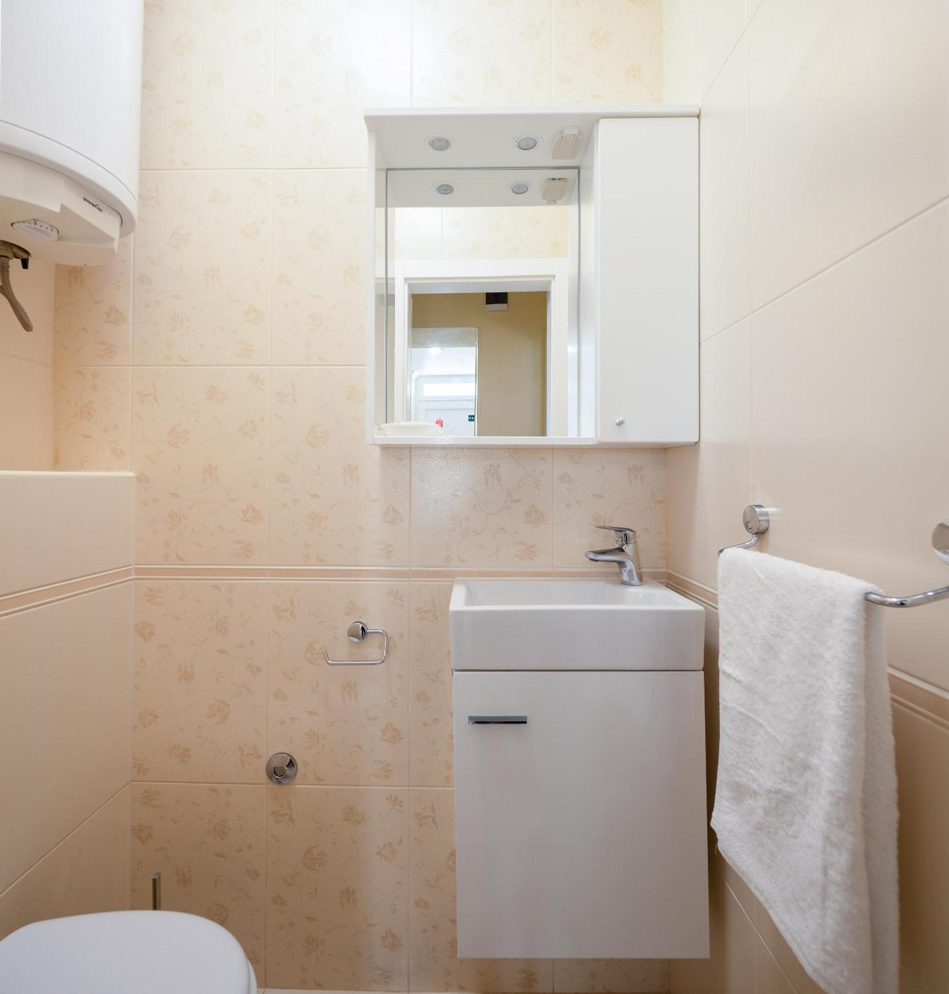 Perla Apartment - 2 Min To The Beach & Free Parking ماكارسكا المظهر الخارجي الصورة